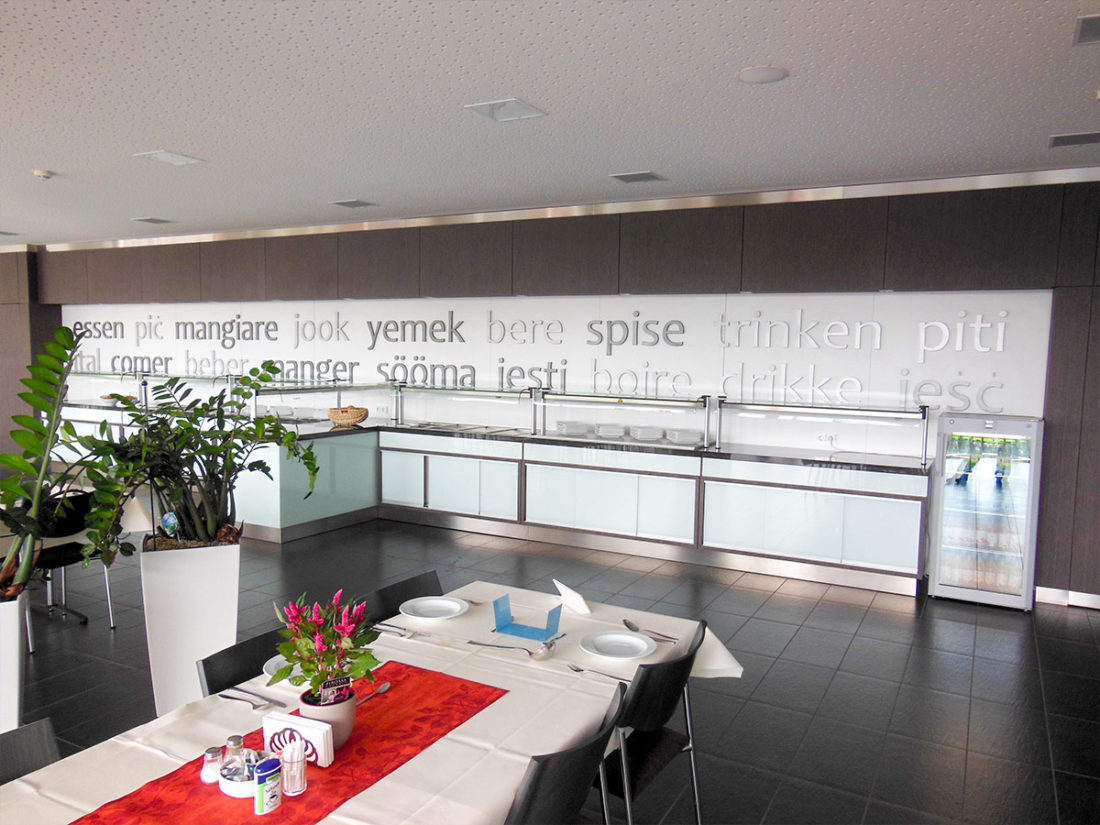 Tresenverkleidung mit lackiertem Glas, Rückwand mit Beschriftung